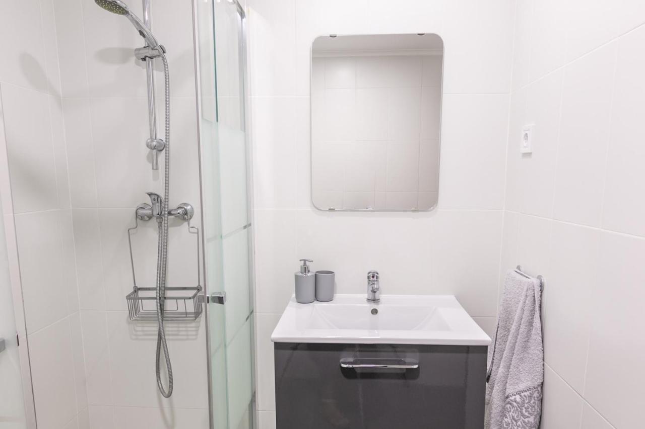 1 Bedroom Beach Apartment With Balcony 2 Min Walk To The Beach! Costa de Caparica Luaran gambar