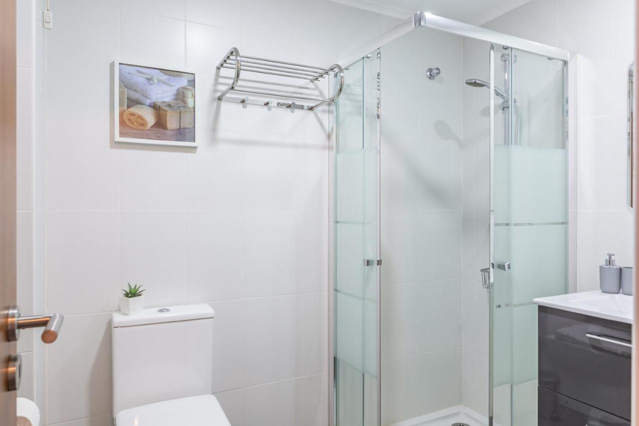 1 Bedroom Beach Apartment With Balcony 2 Min Walk To The Beach! Costa de Caparica Luaran gambar