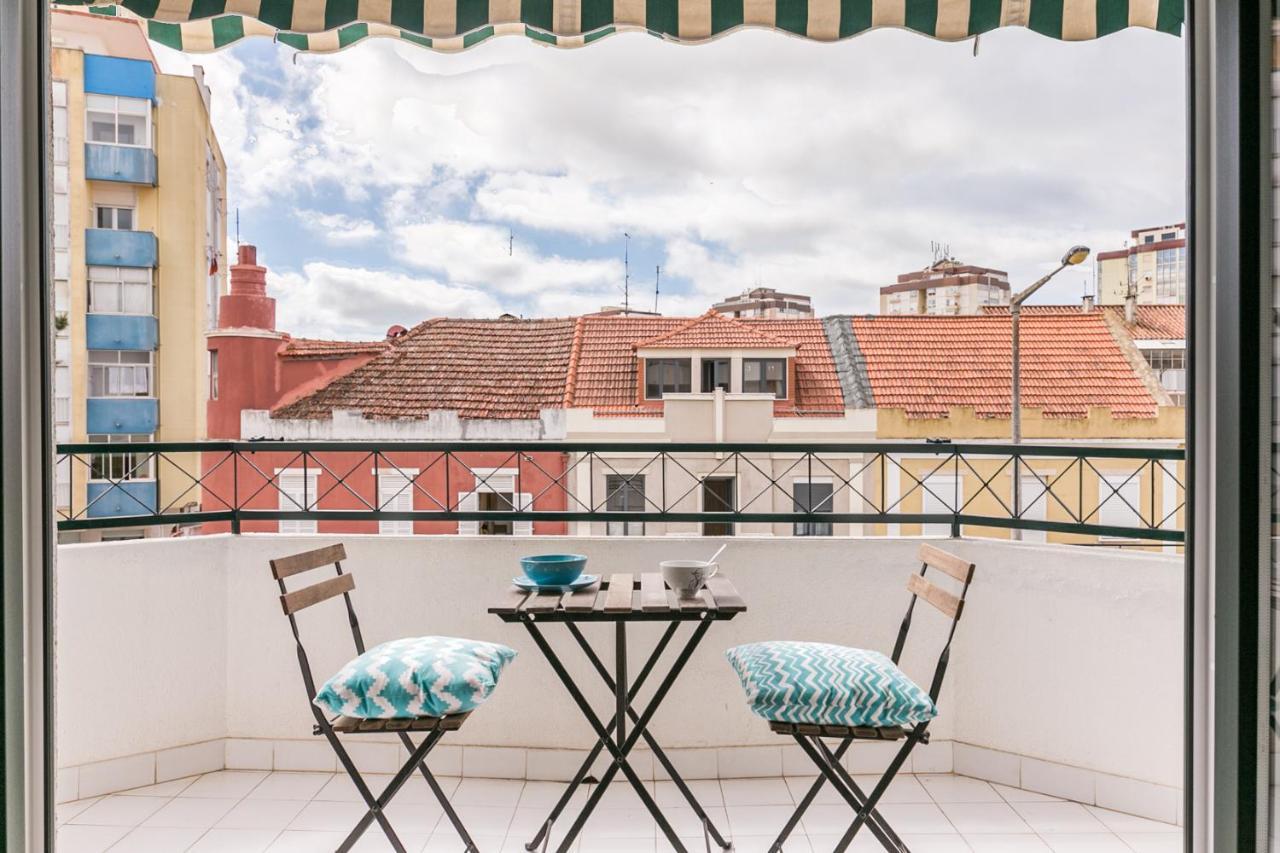 1 Bedroom Beach Apartment With Balcony 2 Min Walk To The Beach! Costa de Caparica Luaran gambar
