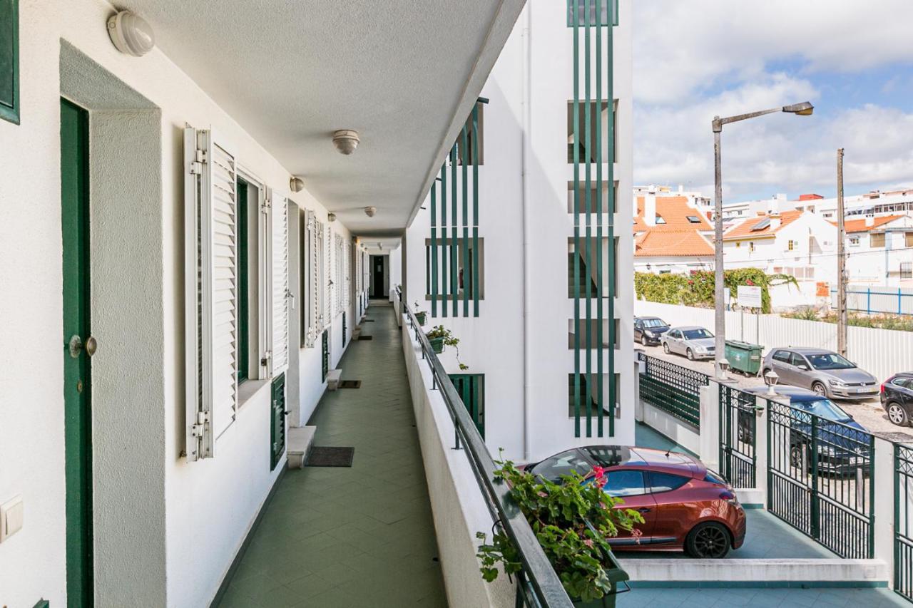 1 Bedroom Beach Apartment With Balcony 2 Min Walk To The Beach! Costa de Caparica Luaran gambar